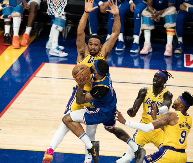 乐鱼官网-【现场】赛季最后主场完美收官 大通中心静待季后赛