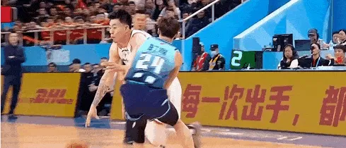 乐鱼体育登陆-张镇麟无视防守杀入禁区，上演精彩双手隔人暴扣